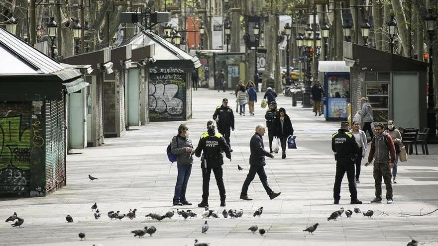 Controles policiales a turistas en las Ramblas de Barcelona.