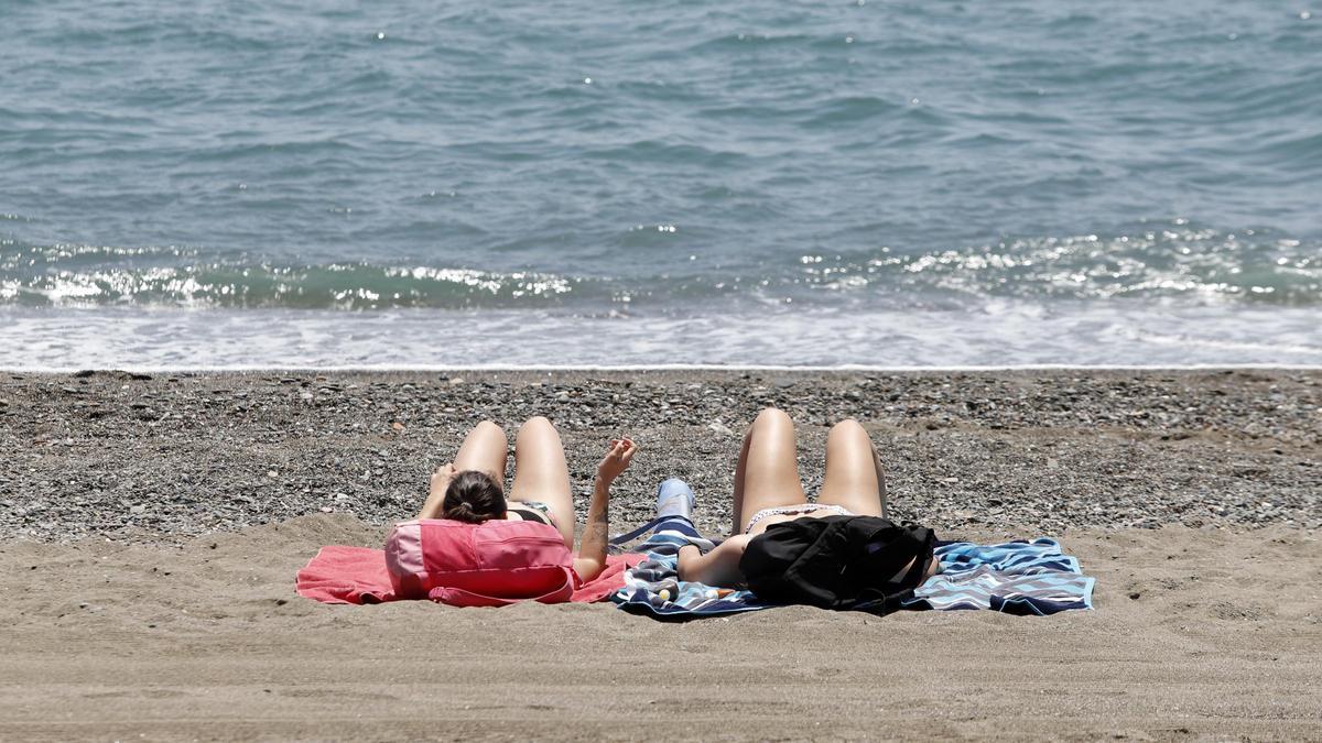 Tomar el sol en primera línea de playa vuelve a ser una opción con estas altas temperaturas en pleno noviembre.