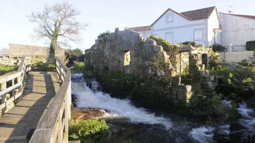 Entorno de los molinos de Currás, donde finaliza la senda litoral de O Esteiro. // Noé Parga