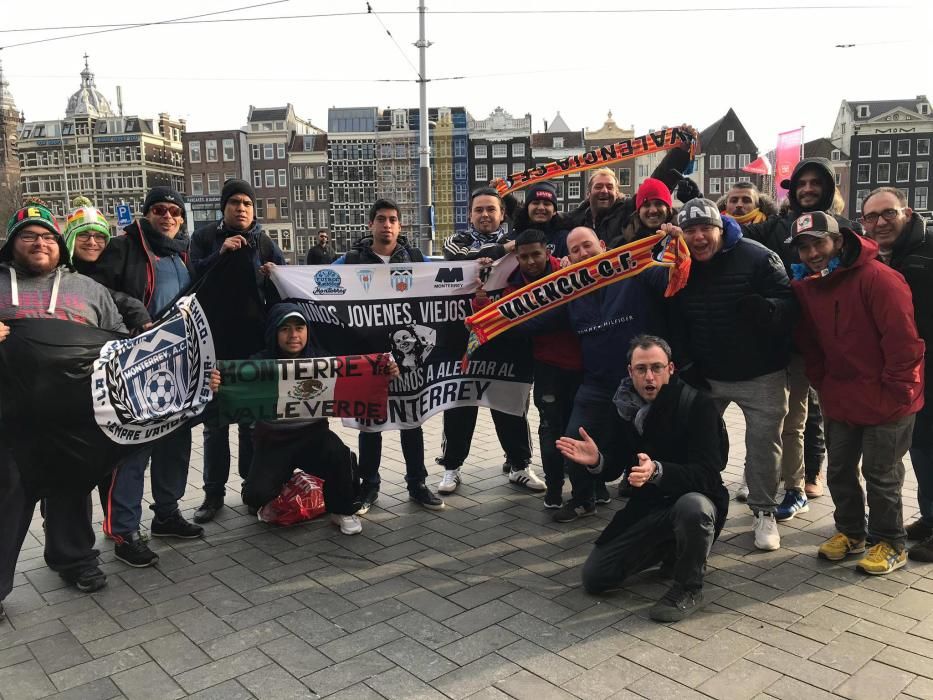 La afición del Valencia CF ''invade'' Ámsterdam