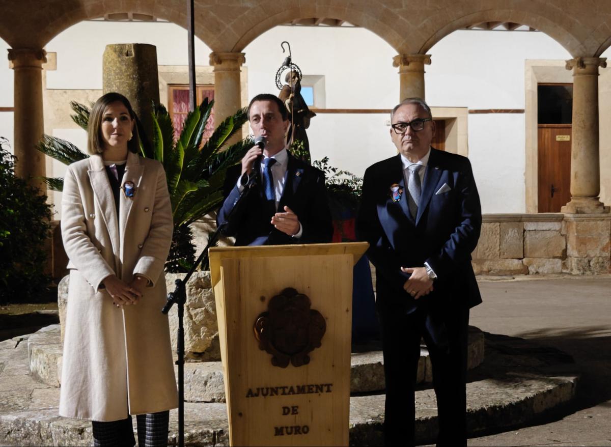 Antònia Roca, Llorenç Galmés y Miquel Porquer, ayer en Muro.