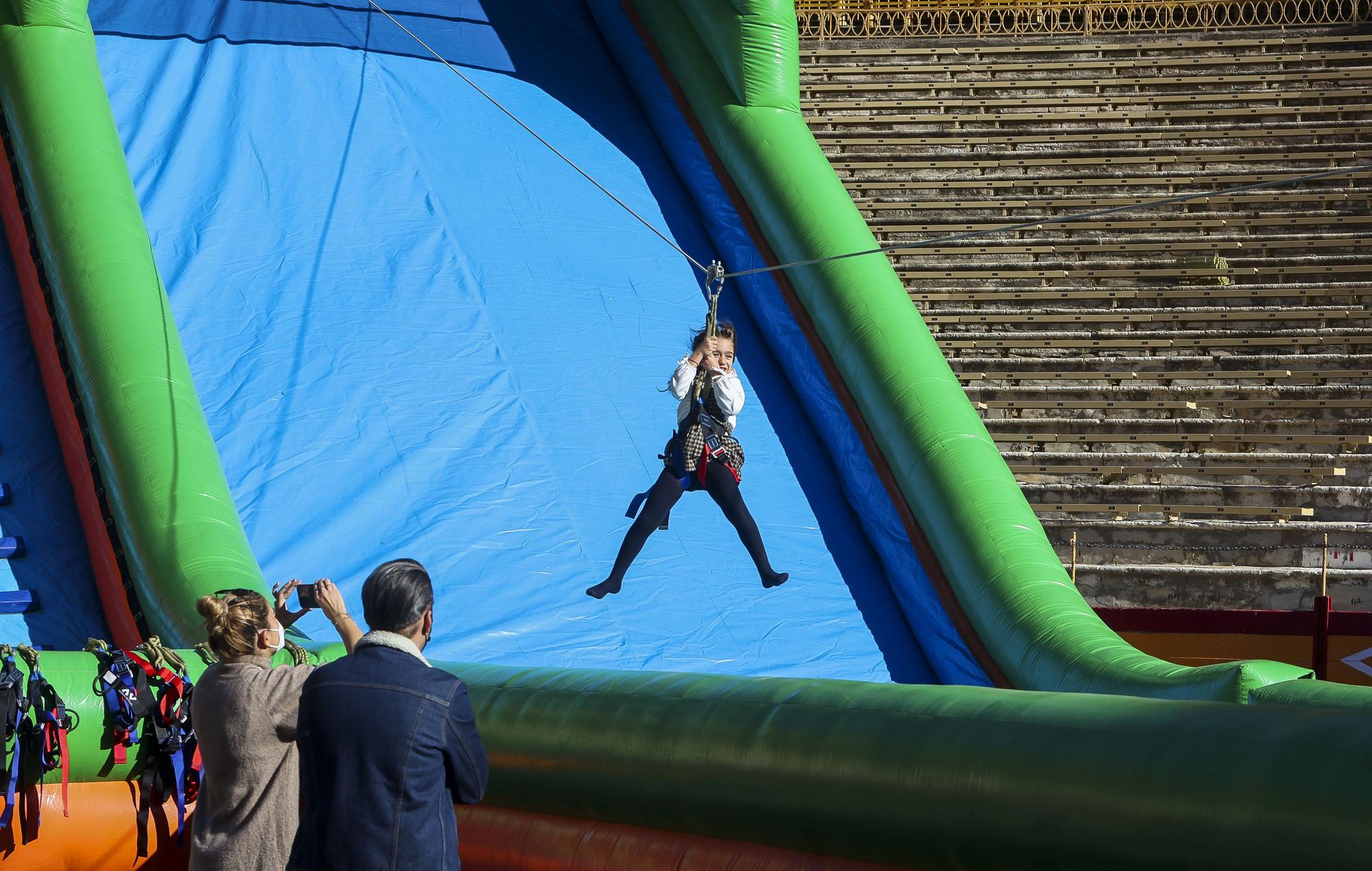 Alicante inaugura la Feria de Navidad de Rabasa y la pista de hielo en la plaza de toros