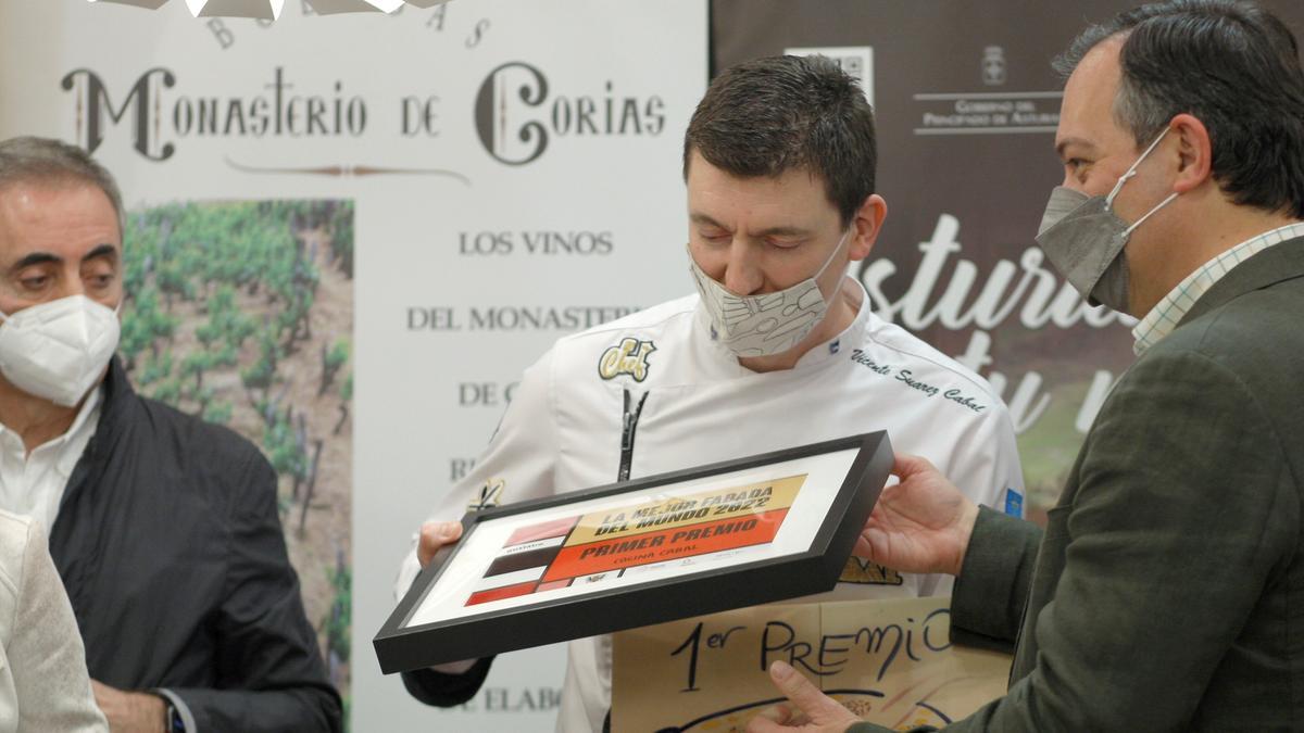 El chef de Cocina Cabal recibe el premio a La Mejor Fabada del Mundo 2022.