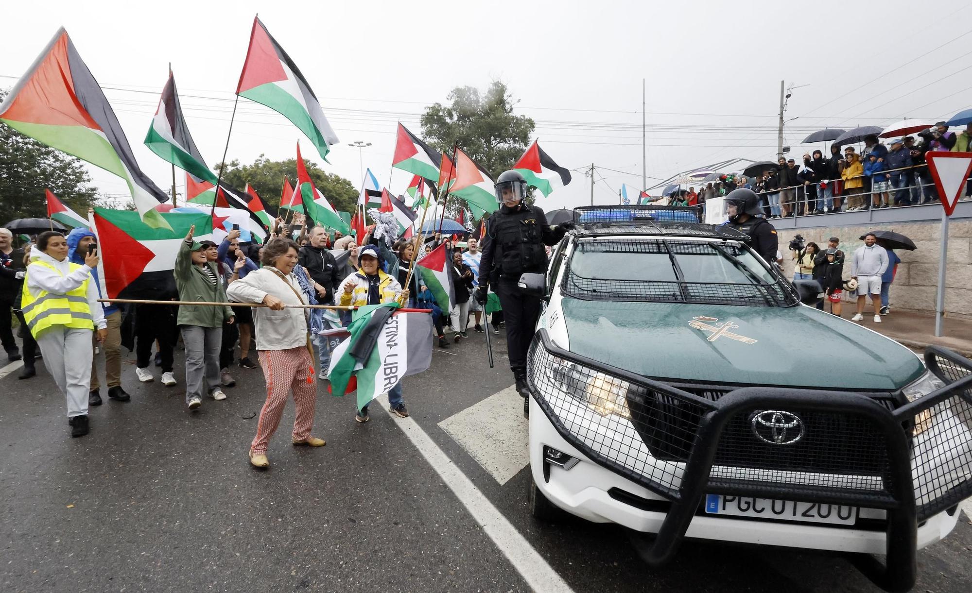 Concentraciones contra el equipo de Israel por el genocidio en Gaza durante el paso de La Vuelta por Pontevedra