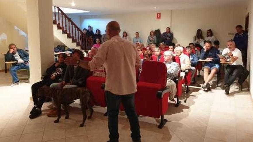 Asistentes al acto de XM en la Casa da Mocidade.