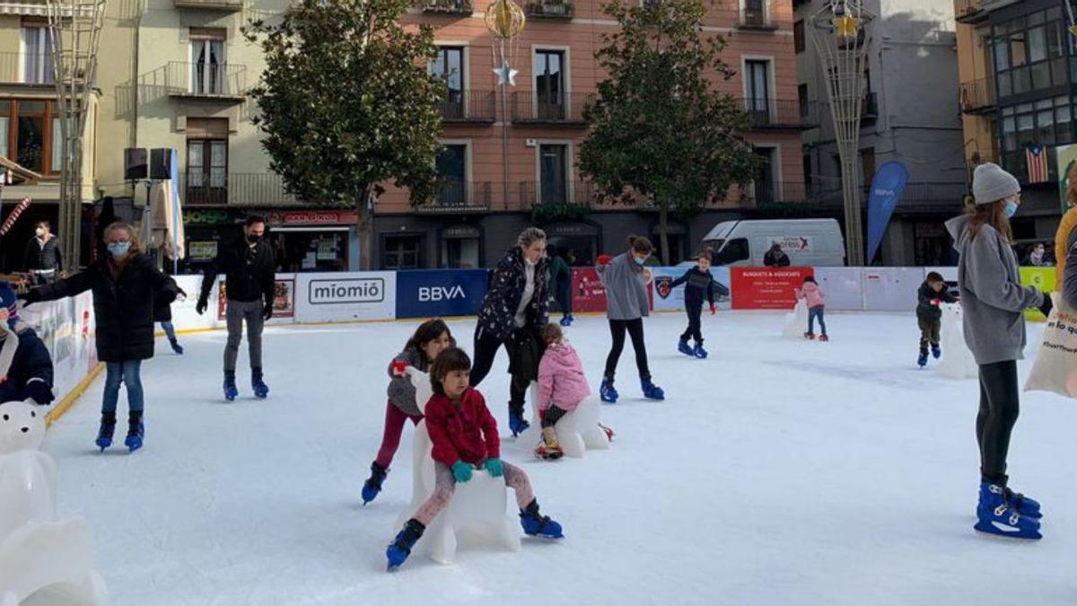 Un grup de persones patinant a la pista de gel d’Olot. | AJUNTAMENT D’OLOT