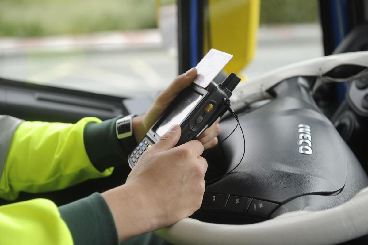 Momento en el que un agente de la Guardia Civil revisa el tacógrafo de un camión.