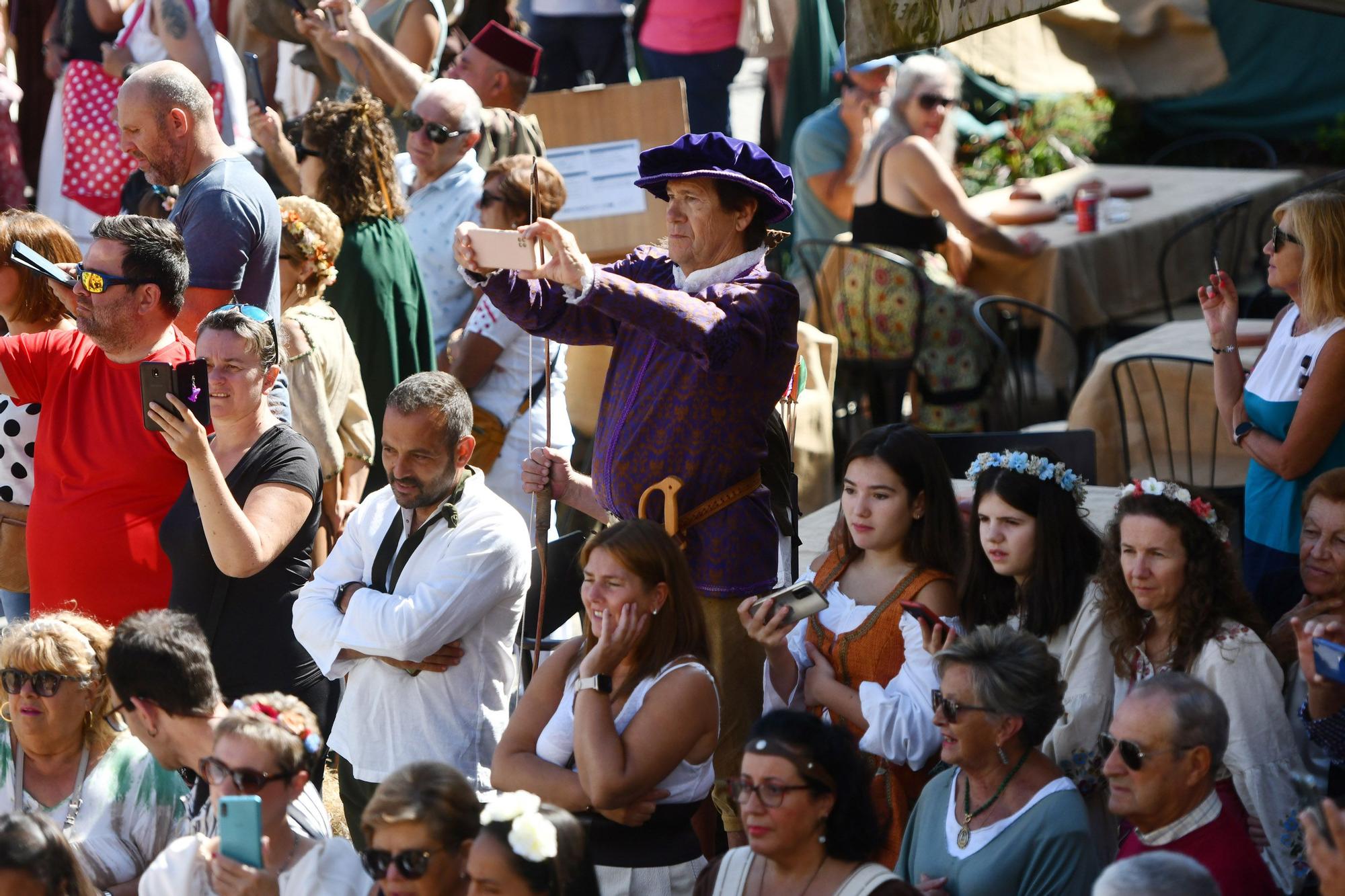 Cortesanos, bufones, damas y caballeros celebran el retorno de su señor: la Feira Franca anima Pontevedra