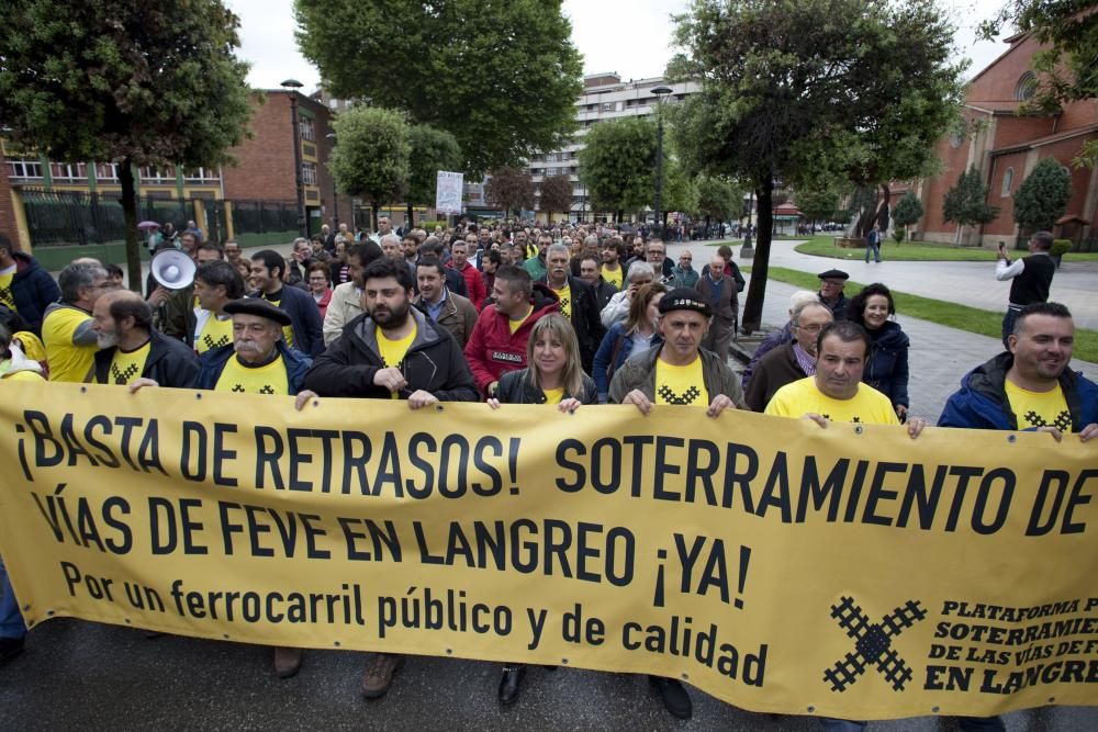 Manifestación contra los retrasos en las obras de soterramiento en Langreo