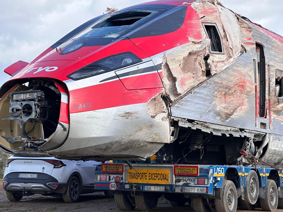 Uno de los vagones del Iryo accidentado en Adamuz es transportado por una grúa, a 23 de enero de 2026, en Audaz, Córdoba, Andalucía (España). Los trabajos en la zona del accidente ferroviario en Adamuz (Córdoba) continúan hoy centrados en la retirada de los restos de ambos trenes y la limpieza de las vías, todo ello después de que hayan finalizado las labores de emergencia tras localizarse en la tarde de este pasado jueves a las dos últimas víctimas desaparecidas, que han elevado a 45 el número de personas fallecidas en este siniestro. 23 ENERO 2026;PIXELADA Europa Press 23/01/2026. Europa Press;category_code_new;
