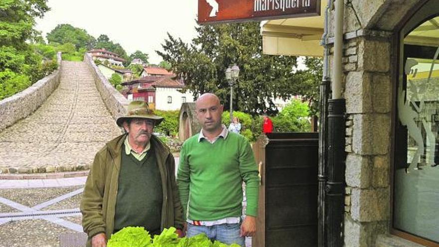 El ribereño Javier Vega Díaz, «Javi La Pina», y el hostelero cangués Borjita Martínez, con el campanu del Sella de 2011.