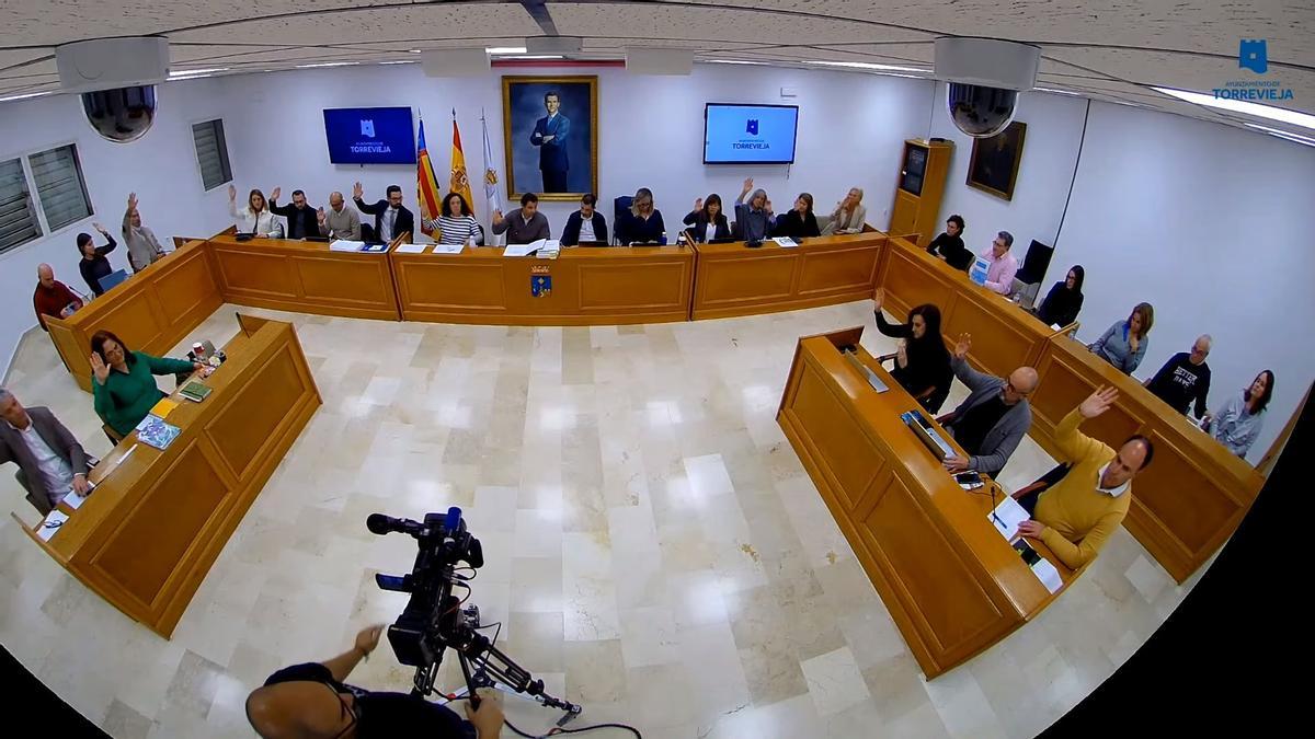 Actual corporación municipal en el último pleno celebrado en Torrevieja.