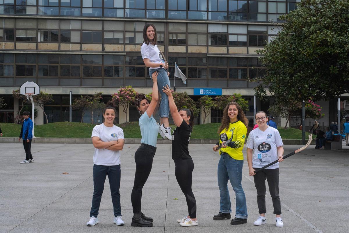 Pimi e Ichi, del CRAT, levantan a Mar Francí, del HC Coruña, con Mariana Romero a la izquierda y Ariadna Escalas y Alba Garrote a la derecha de la 'touch'.