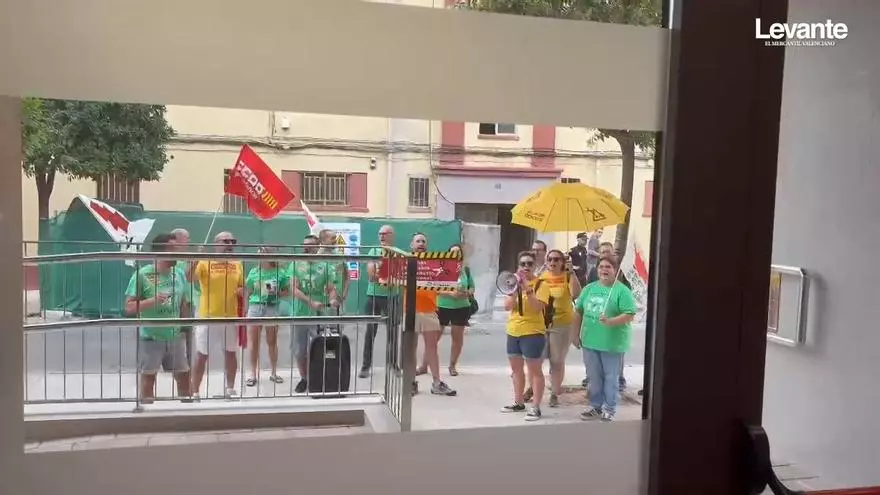 El conseller de Educación inaugura el curso escolar en Castellón de la Plana al grito de "Rovira, dimisión"
