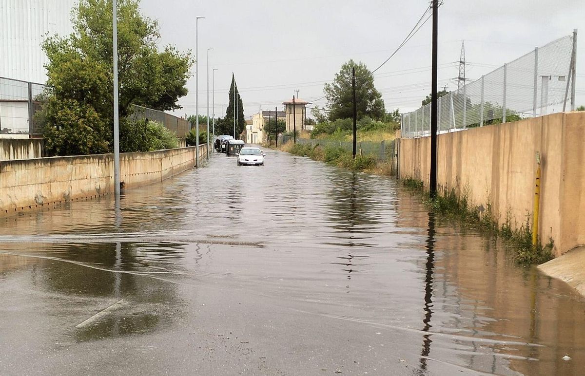La inundación de la calle Riu cada vez que se producen lluvias intensas es uno de los grandes problemas de esta zona.