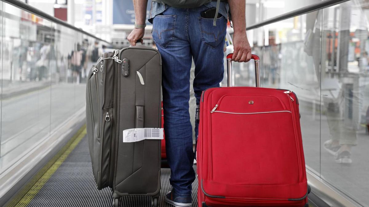 Bevor man mit Sack und Pack nach Mallorca zieht, gilt es einiges zu beachten.  | FOTO: CLARA MARGAIS/DPA