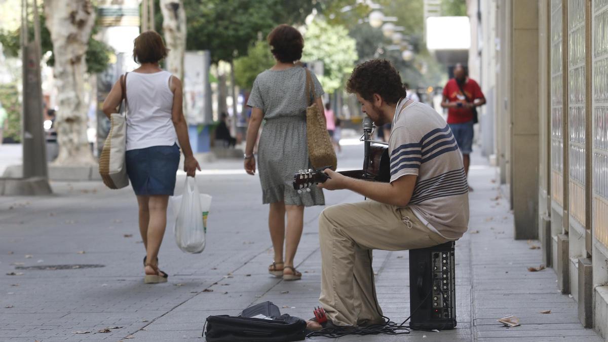 Un músico callejero en el bulevar del Gran Capitán de Córdoba.