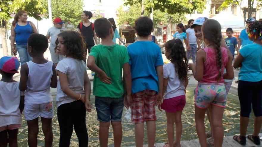 Infants que han participat en l&#039;acte a la plaça de Sant Domènec