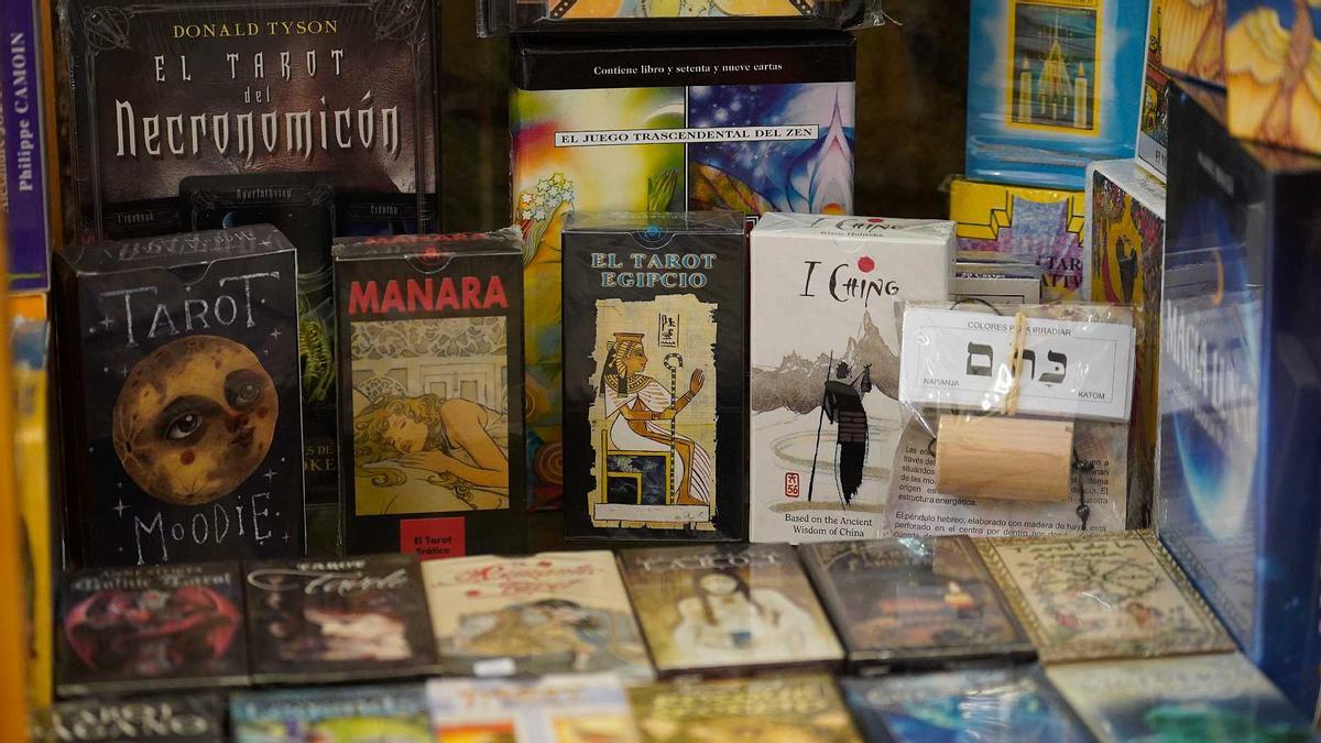 La botiga Sakkara disposa d’un ampli fons de llibres relacionats amb el tarot.