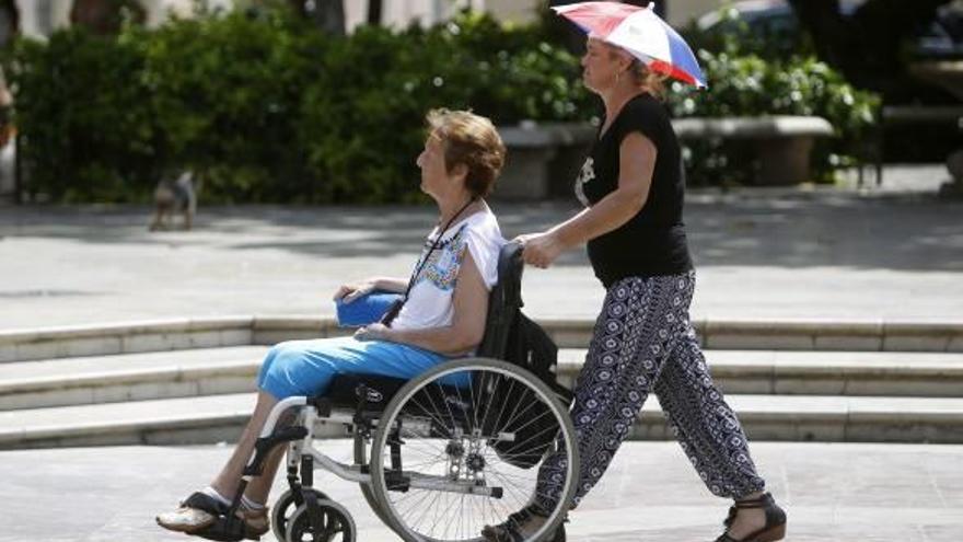 Ontinyent licita el servicio de ayuda a domicilio por 100.000 euros y un año