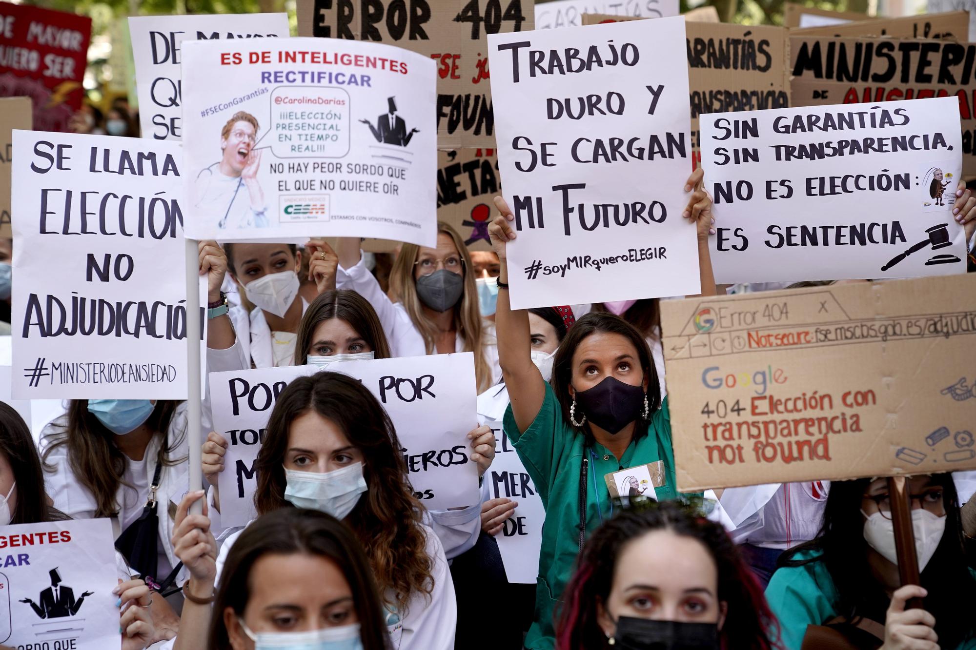 Protesta de aspirantes al MIR frente al ministerio de Sanidad