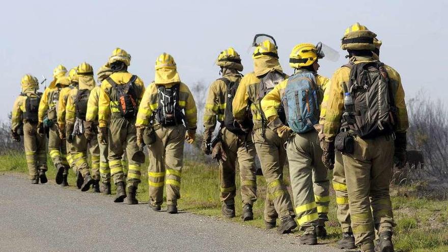 Bomberos forestales en un incendio en un monte de Bidueiros, en Dozón, el pasado mayo. // Bernabé/J. Lalín