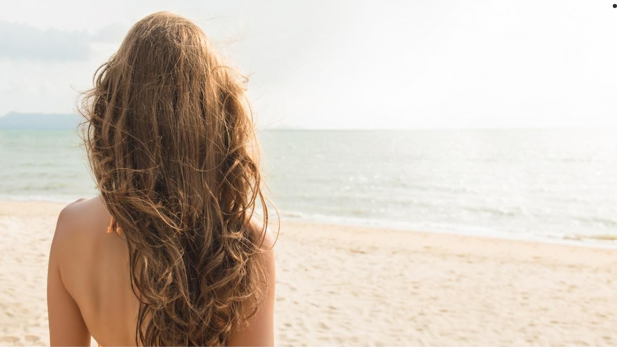 Mujer de espaldas con el pelo suelto