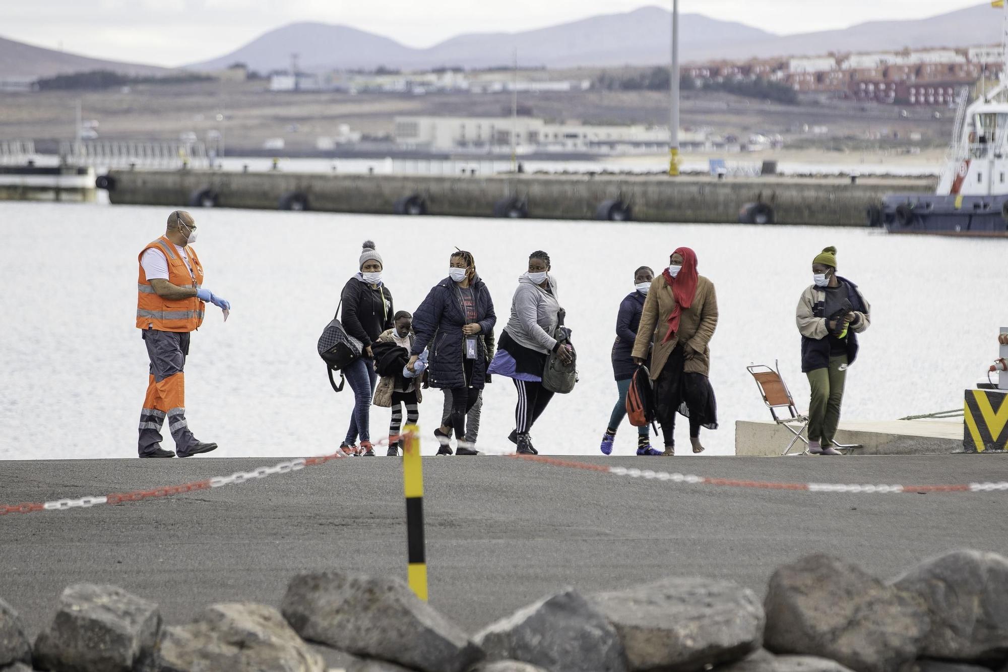 Rescatados 34 migrantes en una lancha neumática cerca de Fuerteventura