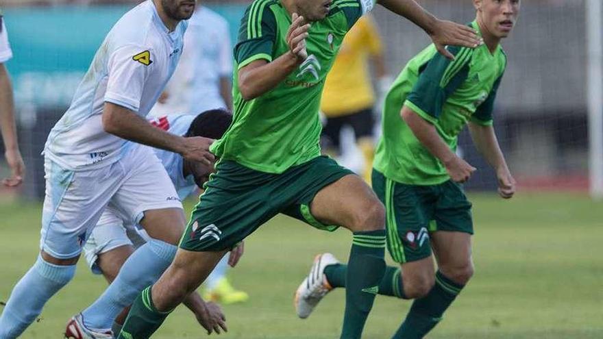 Borja Domínguez conduce el balón durante un partido cuando jugaba en el Celta B. // Óscar Corral