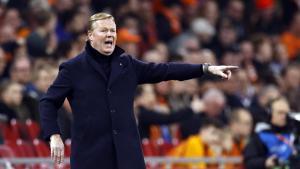 Koeman dando instrucciones a sus jugadores