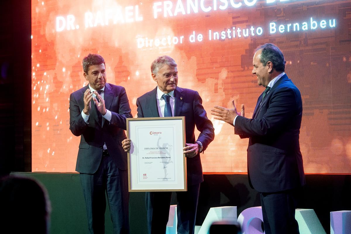 Rafael Bernabeu recogió el máximo galardón, la Medalla de Oro y Brillantes de la Cámara.
