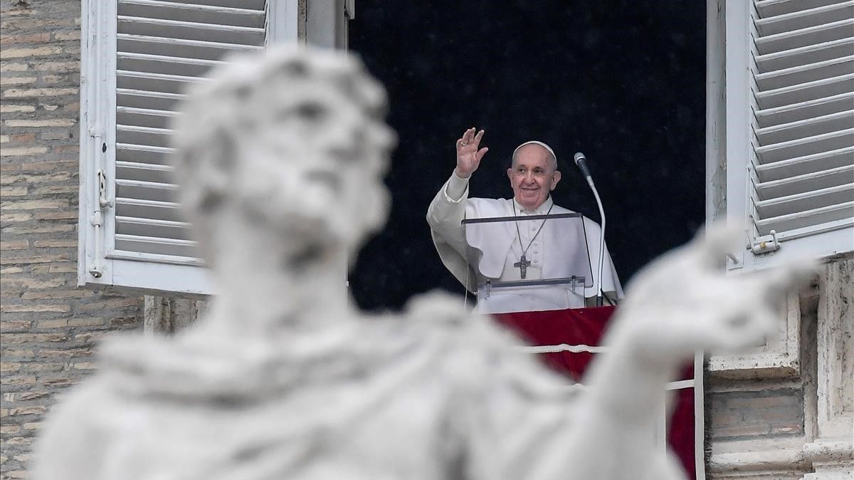 El Papa se asuma a la ventana del Palacio del Vaticano, este domingo