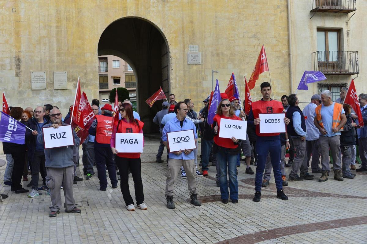 La protesta de CC OO este viernes junto al Ayuntamiento de Elche.