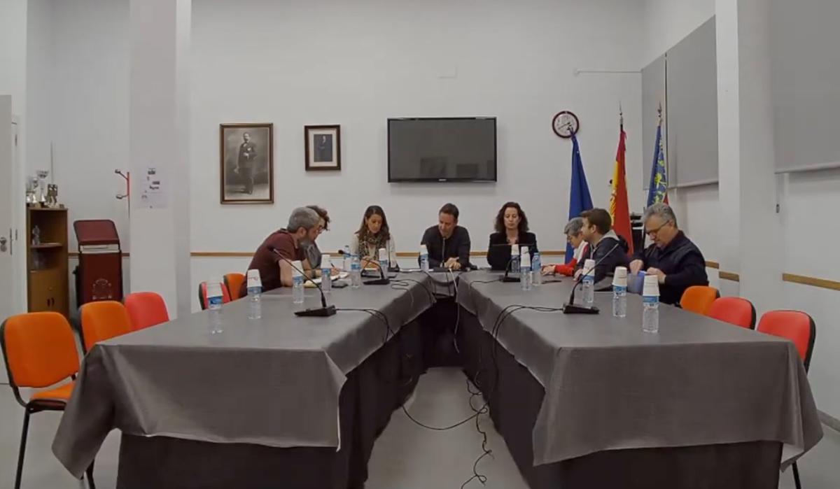 El pleno de Foios solo con los concejales de Compromís.
