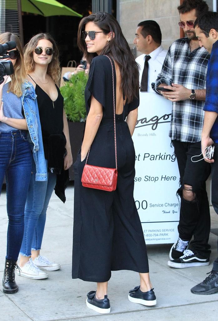 El mono negro de Sara Sampaio en Beverly Hills