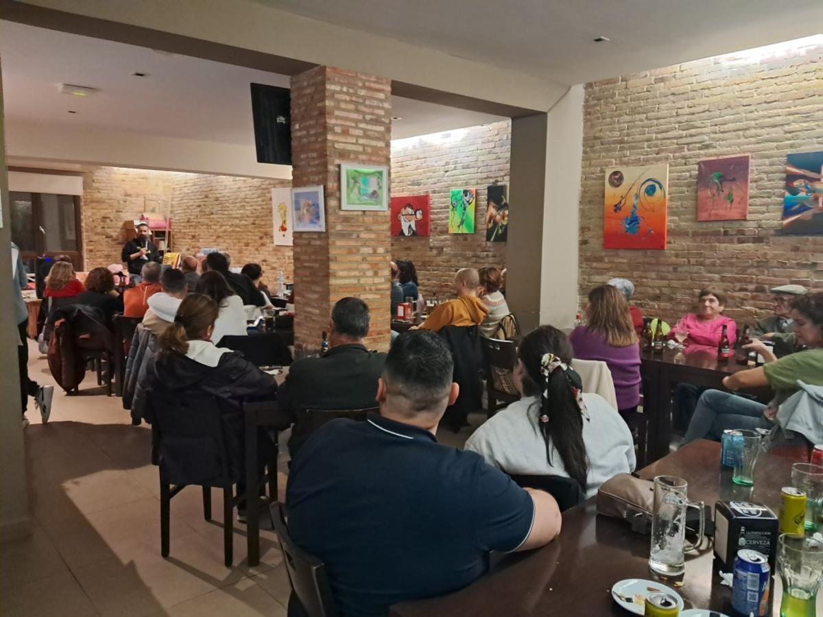 Foto de un 'show' de comedia en el interior del bar.