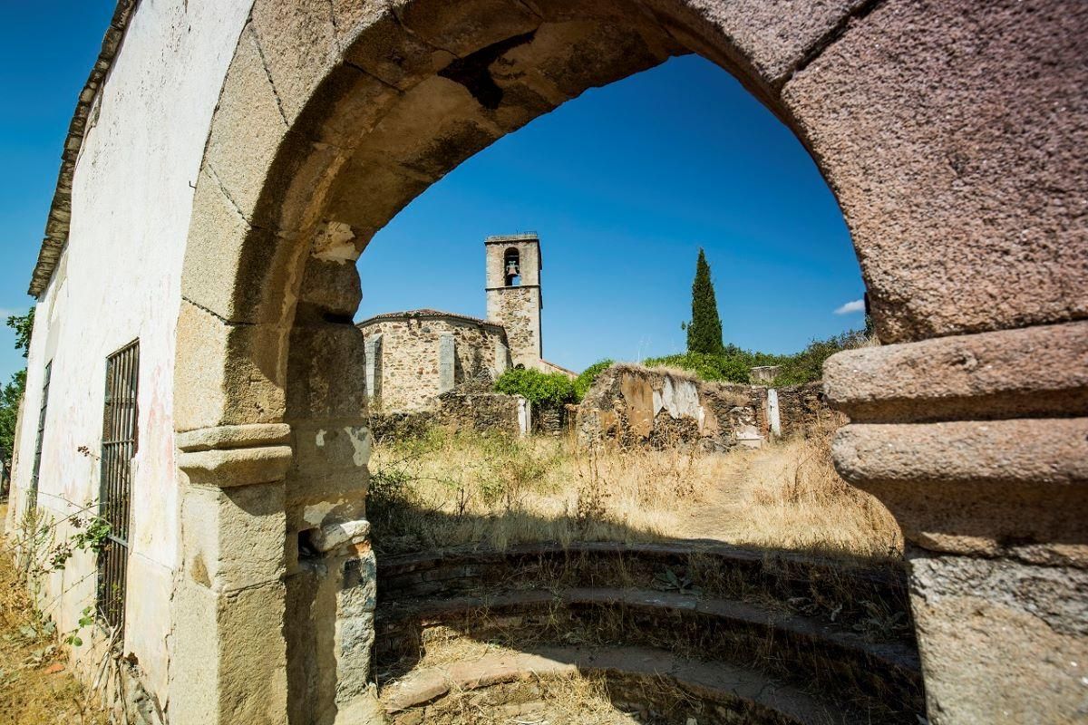 Los pueblos abandonados más espectaculares de España y uno de ellos está en Extremadura