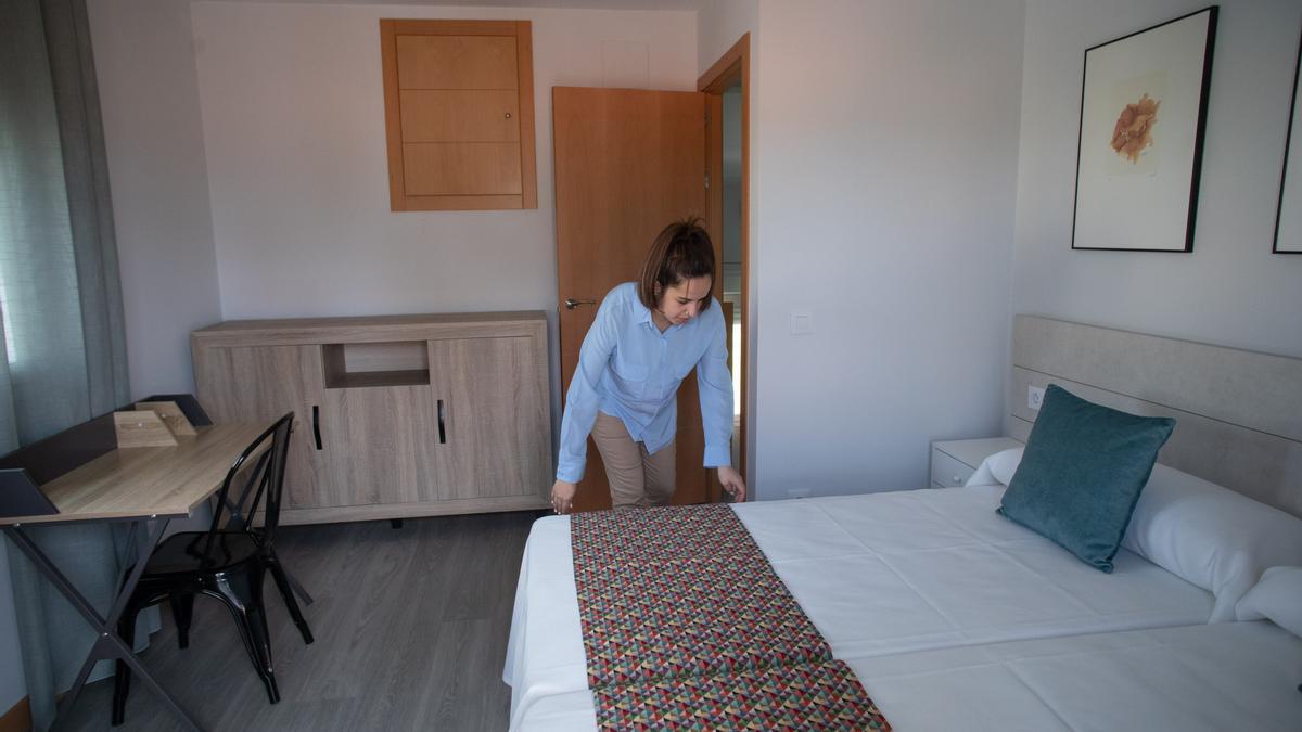  Preparativos en el dormitorio de una vivienda