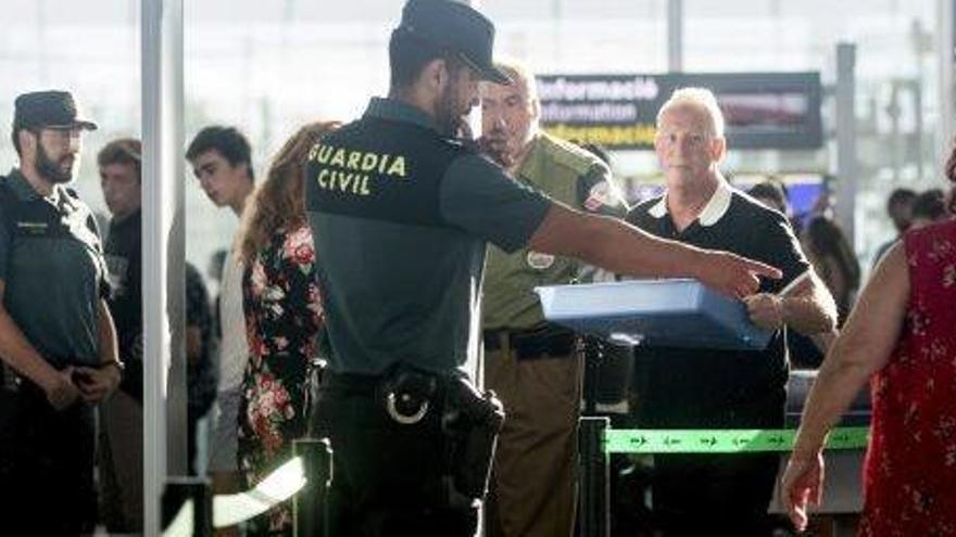 Guàrdies civils als controls de l&#039;aeroport del Prat