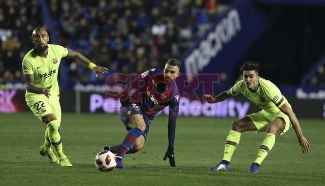 Levante 2 - FC Barcelona 1 - Arturo Vidal y Chumi Brandariz intentan detener a Borja Mayoral (C) durante el partido de ida de octavos de final de Copa del Rey entre el Levante y el FC Barcelona