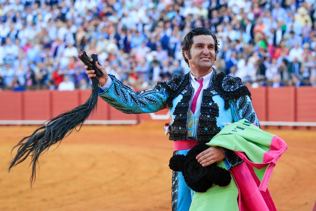 SEVILLA, 26/04/2023,- El torero Morante de la Puebla da la vuelta al ruedo tras cortar dos orejas y rabo a su segundo toro en la décima corrida de abono de la Feria de Abril esta tarde en la plaza de la Real Maestranza de Sevilla. EFE/ Julio Muñoz