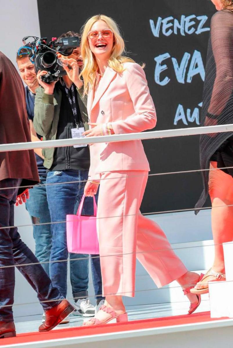 Elle Fanning con el traje de sastre de Sandro en rosa pastel