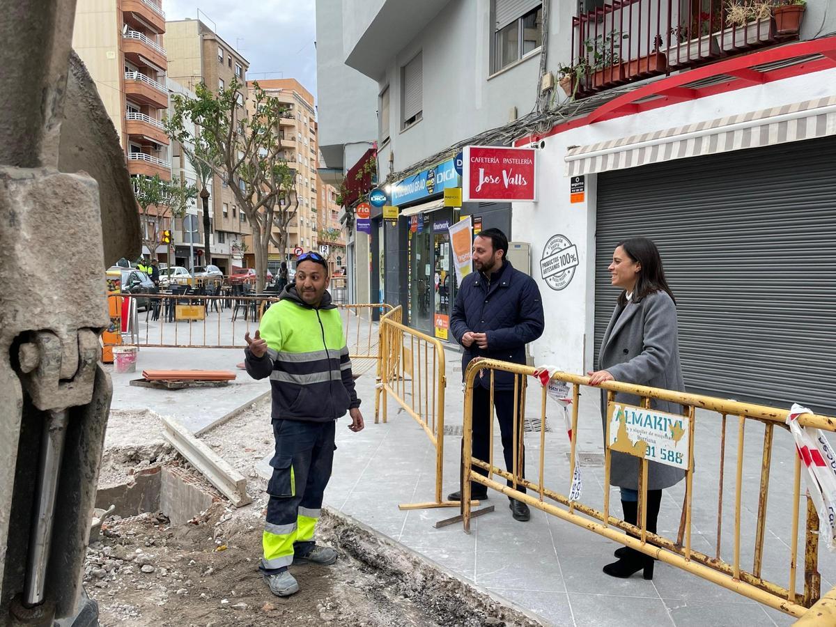 Los ediles Sergio Toledo y Ester Giner inspeccionan las obras.