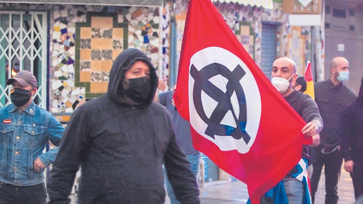 Un grupo de neonazis se manifiesta en la plaza de Benimaclet en la festividad del 12 de octubre del año pasado.