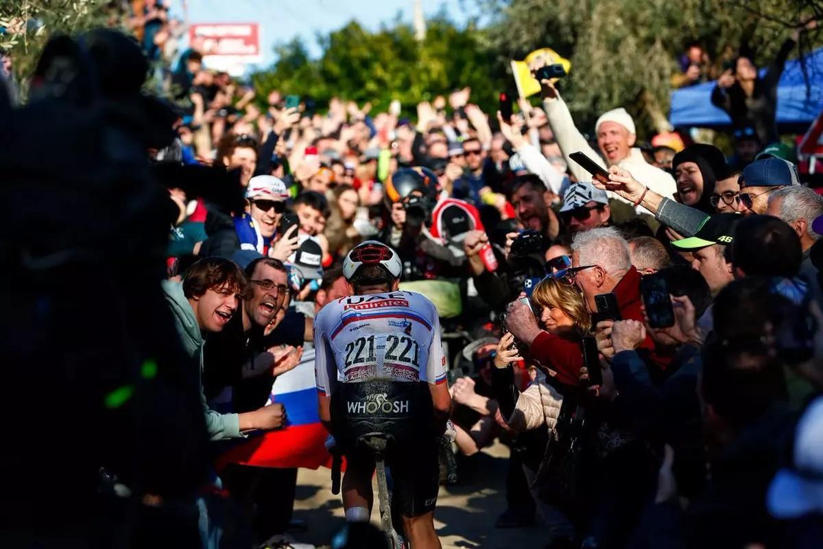 Tadej Pogacar, de espaldas, en la Strade Bianche 2024