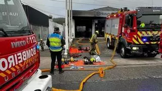 Cuatro personas trasladadas al hospital en un incendio industrial en Ponteareas