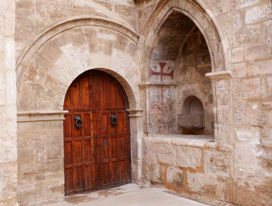 Puerta del Patio Sur y enterramiento