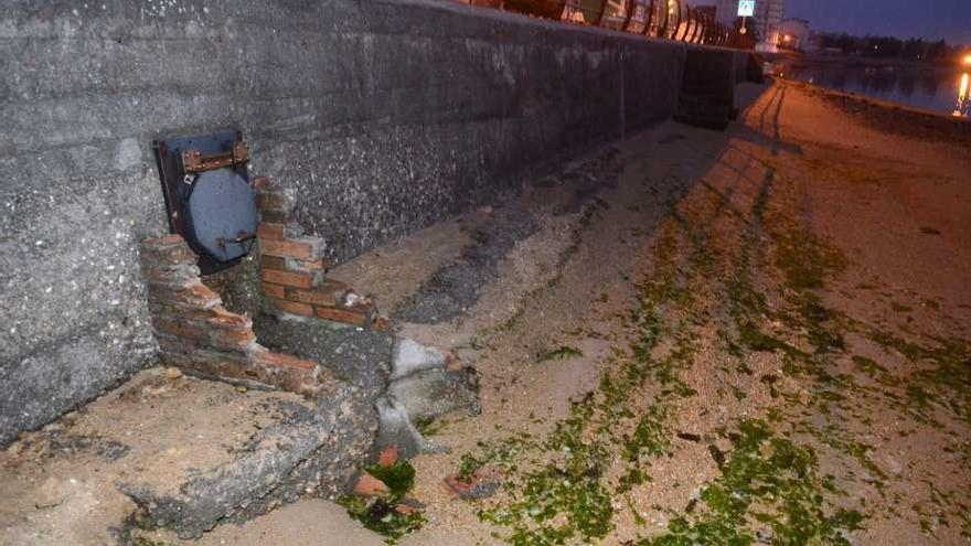 Aliviadero del alcantarillado situado en la playa de A Braña, en Vilanova de Arousa. // Noé Parga