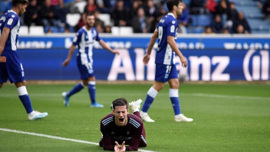 Santi Mina se lamenta por una ocasión perdida. // Efe