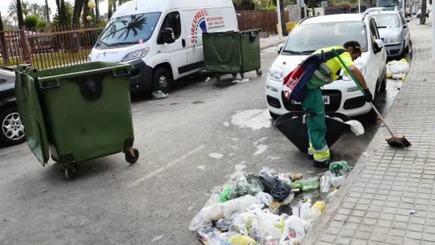 Operarios del servicio de limpieza y recogida de basura, durante las fiestas de agosto.